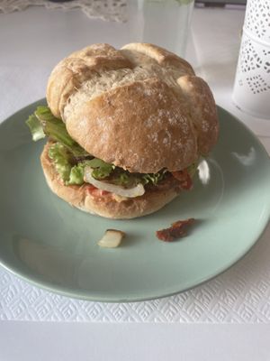 Mel’s burger   at Alcachofra Cafe in Faro