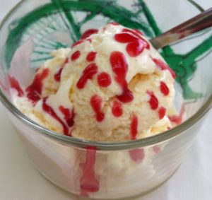 Peas/Vanilla - berries ice cream at Alcachofra Cafe in Faro