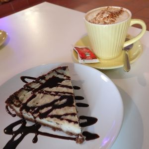 My boyfriend and I are vegan and we were so delighted to find Mel & Limao on our trip to Faro. 
We liked it so much that we ate there two days in a row. 
Great for lunch, cakes and coffee and the staff are lovely aswell. 
 at Alcachofra Cafe in Faro