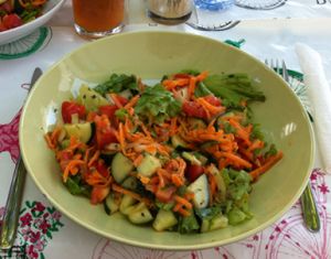 Vegan salades with apple/lemon juices at Alcachofra Cafe in Faro