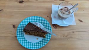 Karottenkuchen und ein leckerer Cappuccino mit Sojamilchschaum at Alcachofra Cafe in Faro