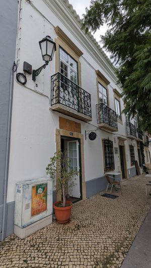 Leicht versteckt hinter einem Baum at Alcachofra Cafe in Faro