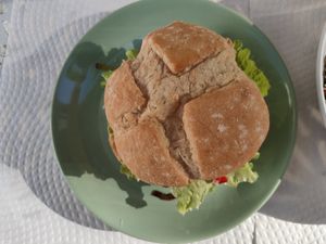 Mel's burger at Alcachofra Cafe in Faro