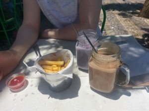 amazing smoothies at Alcachofra Cafe in Faro