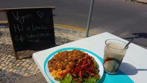 chilli & smoothie at Alcachofra Cafe in Faro