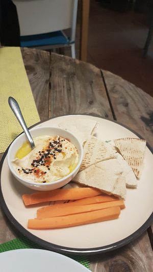 Tapas - selfmade Hummus at Alcachofra Cafe in Faro