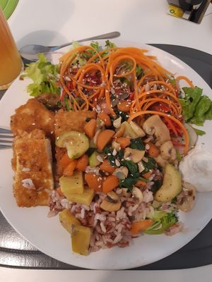 tofu com legumes e arroz at Alcachofra Cafe in Faro