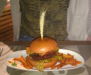 Lecker Burger mit Süßkartoffelpommes at Purebox in Salzburg