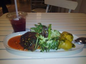 Gemüse Laibchen mit Tomatensauce und Kartoffeln at Purebox in Salzburg