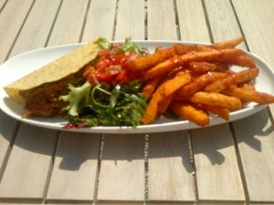sweet potato fries with salad and chili sin carne in a taco shell at Purebox in Salzburg