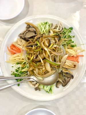 yangjangpi as appetizer ( clear sheet noodles under veggies and a light Chinese mustard dressing ).  at Shindongyang - 신동양반점 in Seoul