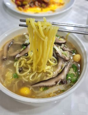 Sichuan Noodle Soup - close-up #Veganuary at Shindongyang - 신동양반점 in Seoul