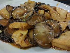 표고두부 Shiitake mushroom & tofu stir-fry at Shindongyang - 신동양반점 in Seoul