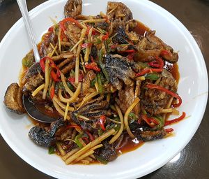 Deep-fried Shiitake mushrooms in sauce with bamboo shoots, ginger and chili peppers (선연호 善緣護) at Shindongyang - 신동양반점 in Seoul