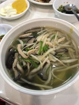 Random noodle dish we picked have no idea what is was 😂 had the spicy 🌶 symbol next to it at Shindongyang - 신동양반점 in Seoul