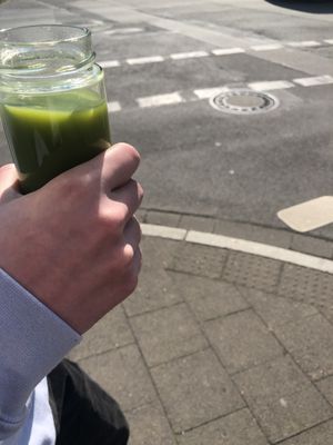 grüner saft +2€ pfand für glas   at Greentrees The Juicery - Münsterstr in Dusseldorf