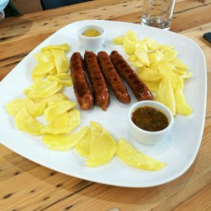 Chorizo de piel de algas, con patatas, mostaza y chimichurri. at A Factoria Verde in A Coruna