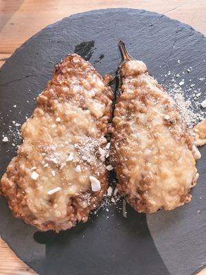 Berenjenas rellenas de arroz, verduras y tomate con queso vegano por encima y parmesano rallado de fruto seco at A Factoria Verde in A Coruna