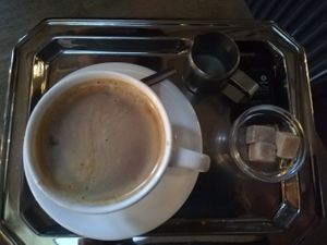 Koffie met havermelk at Komkommertijd in Ghent