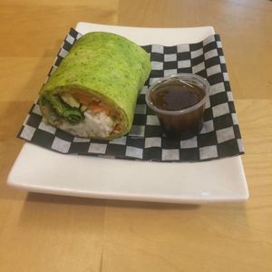 Wrap au legumes, riz et hummus fait maison \ Wrap with vegetables, rice and a homemade hummus at Baguette & Chocolat in Quebec