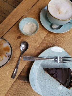 Ice oat milk latte, cappucchino and a chocolate tart at Copperhouse Chocolate in North London