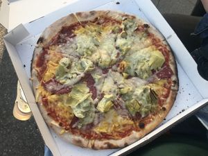 Vegan mozzarella & vegan Gouda with vegan salami (Regenwälder Mühle) and artichokes  at Pizzeria Kleinhaus in Dusseldorf