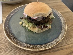 Hráškový burger bez rajčat   at Pastva in Prague