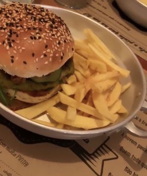 Veggie burger at Com Pinta in Ericeira