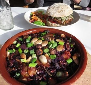burger and bowl at De KleinKeuken in Kortrijk