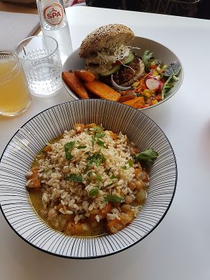 bowl and burger at De KleinKeuken in Kortrijk