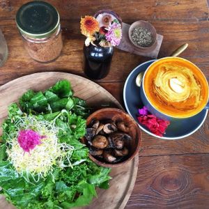 Tumeric cacao latte + 'plant powered' at Pels Supershop in Tibubeneng