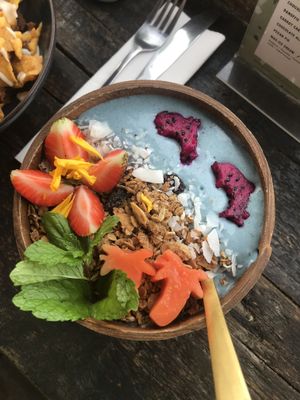 Blue smoothie bowl at Pels Supershop in Tibubeneng