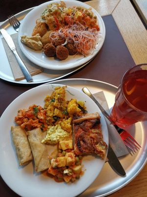 Tolle Auswahl 🤩 hervorragender veganer Eiersalat. Preislich in Ordnung. at Tibits in Luzern