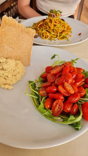 Hummus und Zucchini Spaghetti at Ecru in Rome