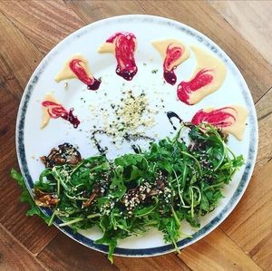 Salad of the day: arugula with walnuts and caramelized onions, balsamic vinegar reduction and hemp seed !! Perfect to start the week ;).  at Ecru in Rome