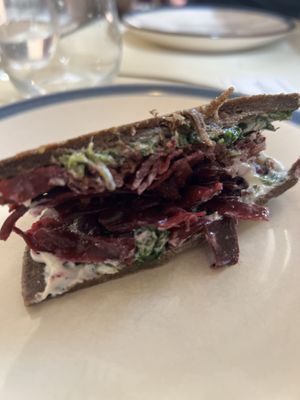 Hamburguesa de remolacha con pan proteico  at Ecru in Rome