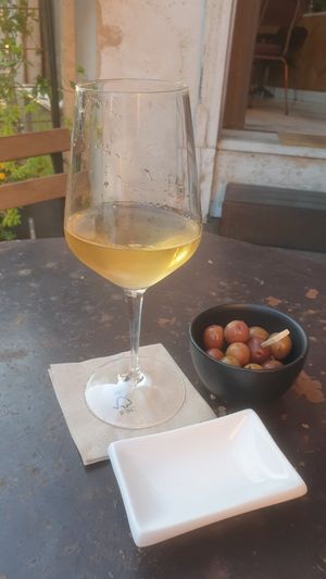 Vino bianco + olive € 6,00 at Ecru in Rome