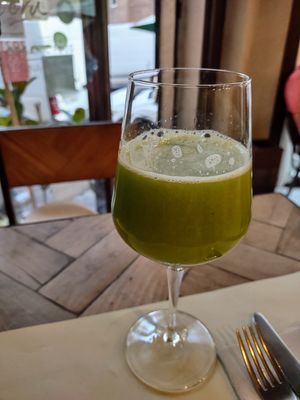 Green apple, pear, cucumber estratto   at Ecru in Rome