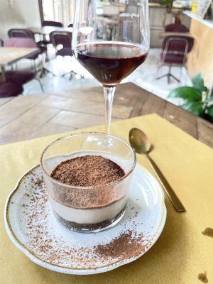 Melhor tiramisu!  at Ecru in Rome