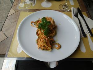 Zuccinispaghetti sehr lecker at Ecru in Rome