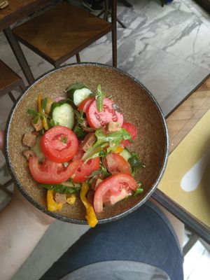 Salat mit selbst gemachten veganem Käse at Ecru in Rome