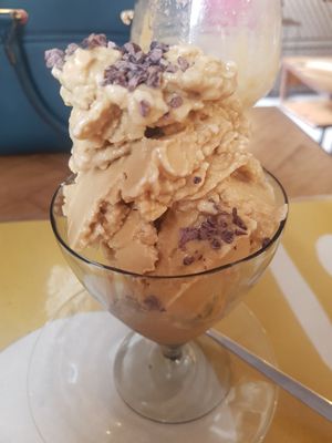 Granita alle mandorle con fave di cacao e zucchero di cocco at Ecru in Rome