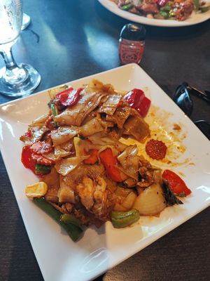 Cashew nut with vegan chicken at Veganic Thai Cafe in San Diego
