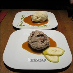 Vanilla and Banana pecan with chocolate chips ice cream with caramel sauce at Zest in Leipzig