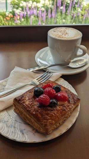 Feuilleté aux fruits de saison et cappuccino lait d'amande maison😍 at Cafe Dei Campi in Montreal