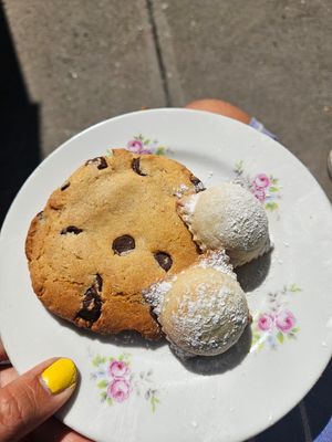 Biscuit aux pépites de chocolat et rigatone noisette-chocolat at Cafe Dei Campi in Montreal