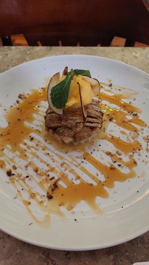 Torta de banana com calda de tangerina at Cafe com Letras in Belo Horizonte