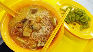 Laksa fine beehoon & Mee with bitter gourd side dish at Kwan Inn Vegetarian 观音斋 - Bugis in Central Singapore