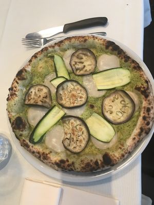 Pizza vegana (pizza bianca con crema verde senza molto sapore, verdure cotte senza condimento e mozzarella vegetale)  at La Capannina in Turin