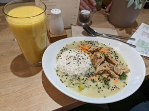 Curry and a smoothie at Dean & David - Hunsrückenstr in Dusseldorf